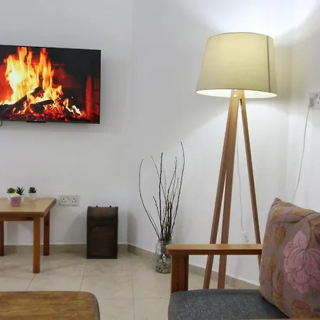 Fridas - Location In Famagusta Near Old Town Daire *