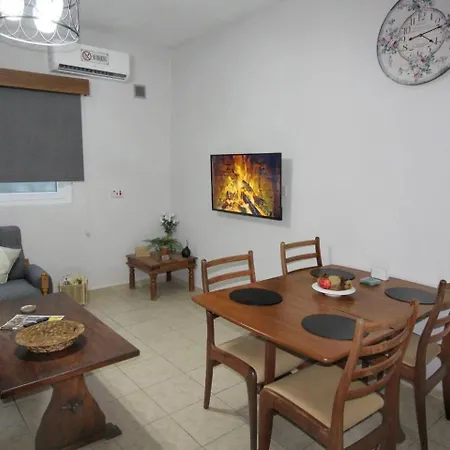 Fridas - Location In Famagusta Near Old Town *