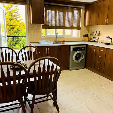 Fridas - Location In Famagusta Near Old Town *