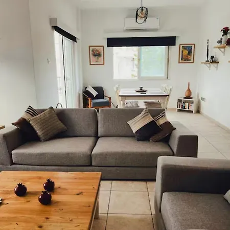 Fridas - Location In Famagusta Near Old Town Daire *