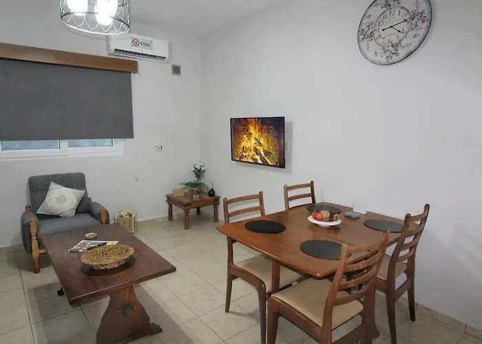 Fridas - Location In Famagusta Near Old Town *